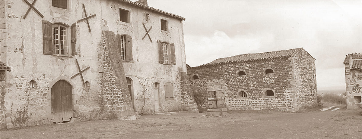 Cour ancienne de l'auberge la Césarde à Marcilly-le-Châtel