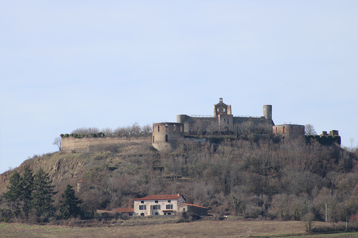 Vue du château et de l'auberge La Césarde
